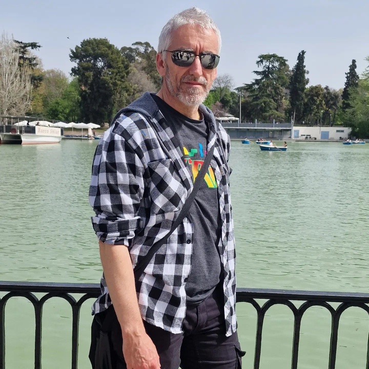 Antonio Hernández López, poeta y escritor, en el Parque del Retiro, Madrid